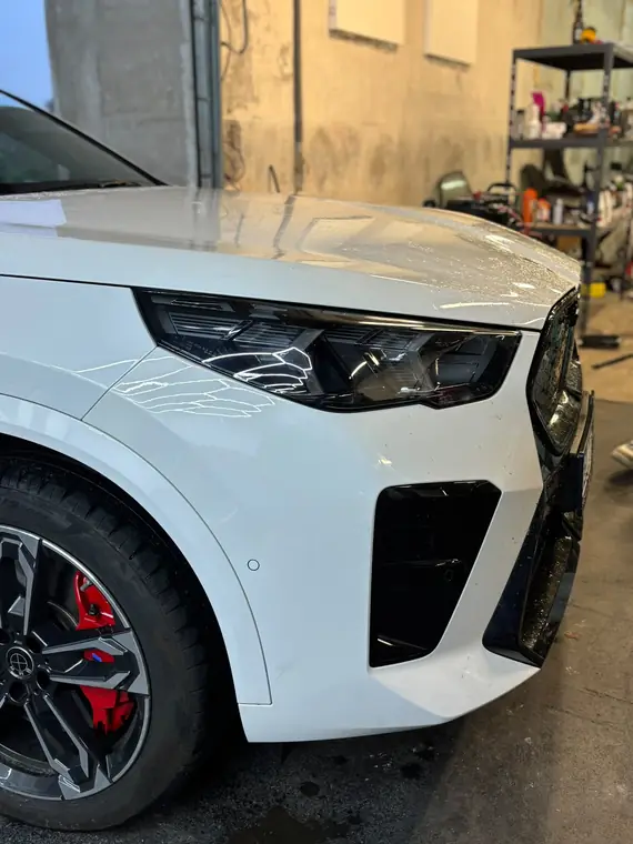 Bílé BMW po ošetření
