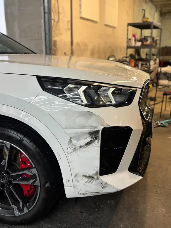 Bílé BMW před ošetřením